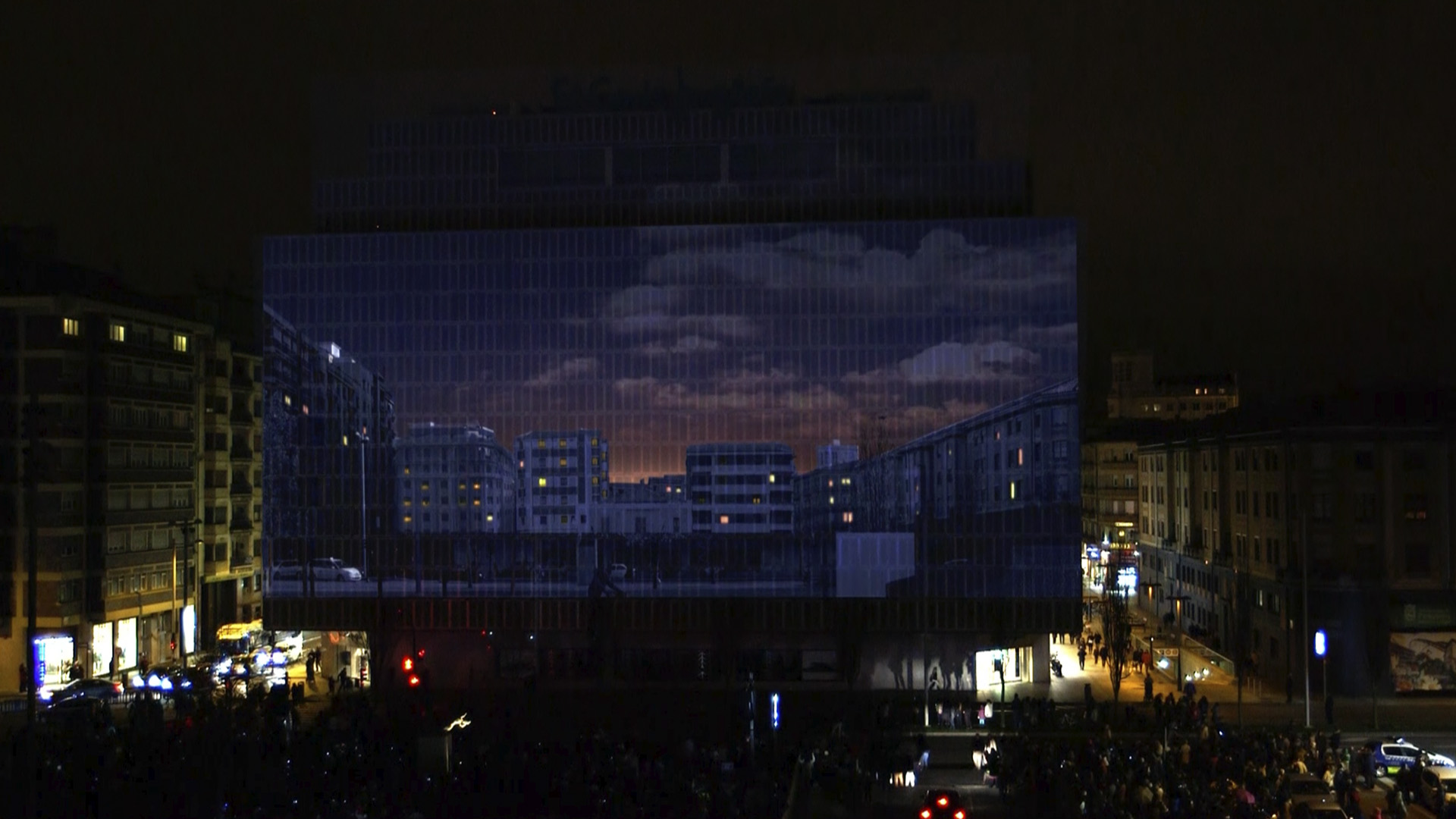 El corte Inglés con luces de edificios.