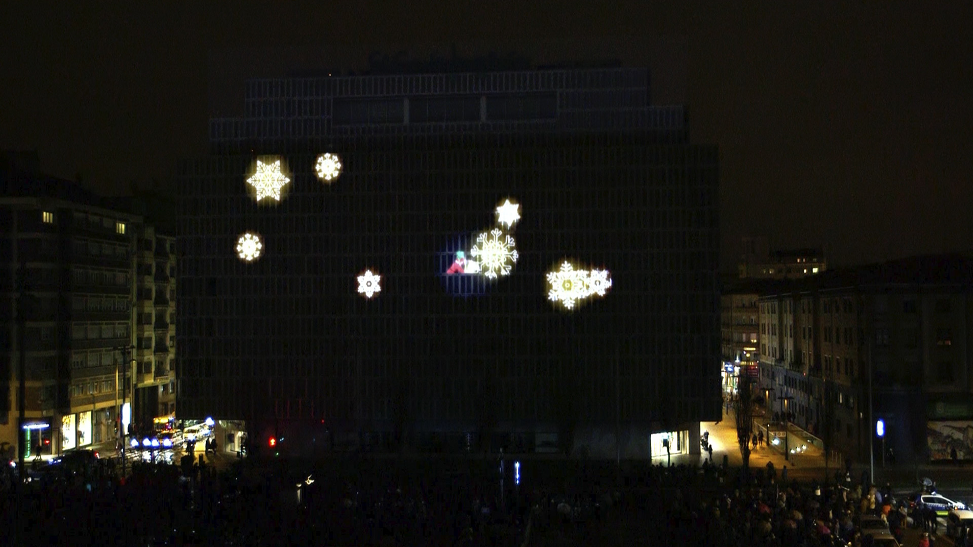 El Corte Ingles con luces de copos de nieve.