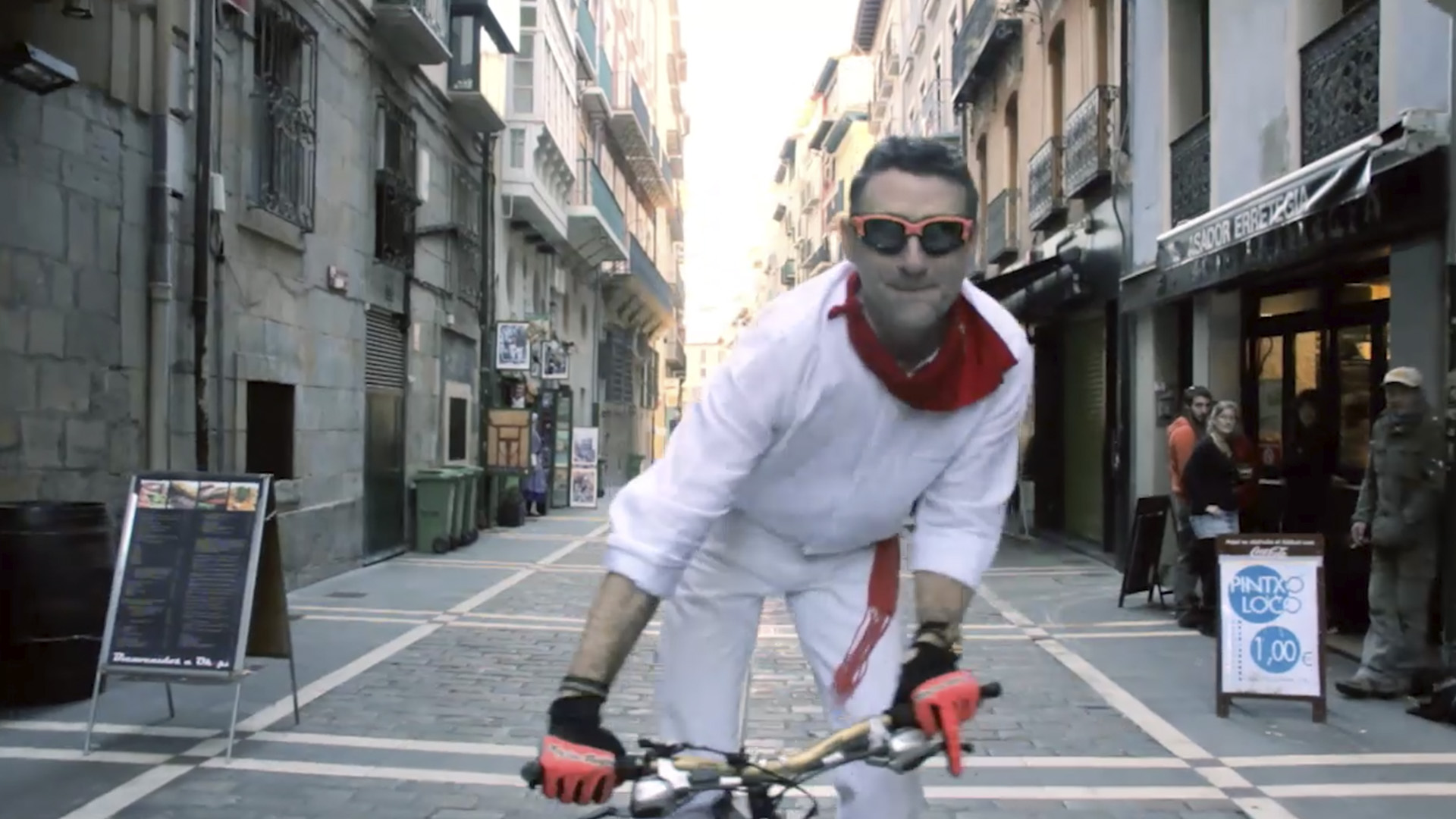 Hombre en una Bici anunciando el Happy Pamplona.