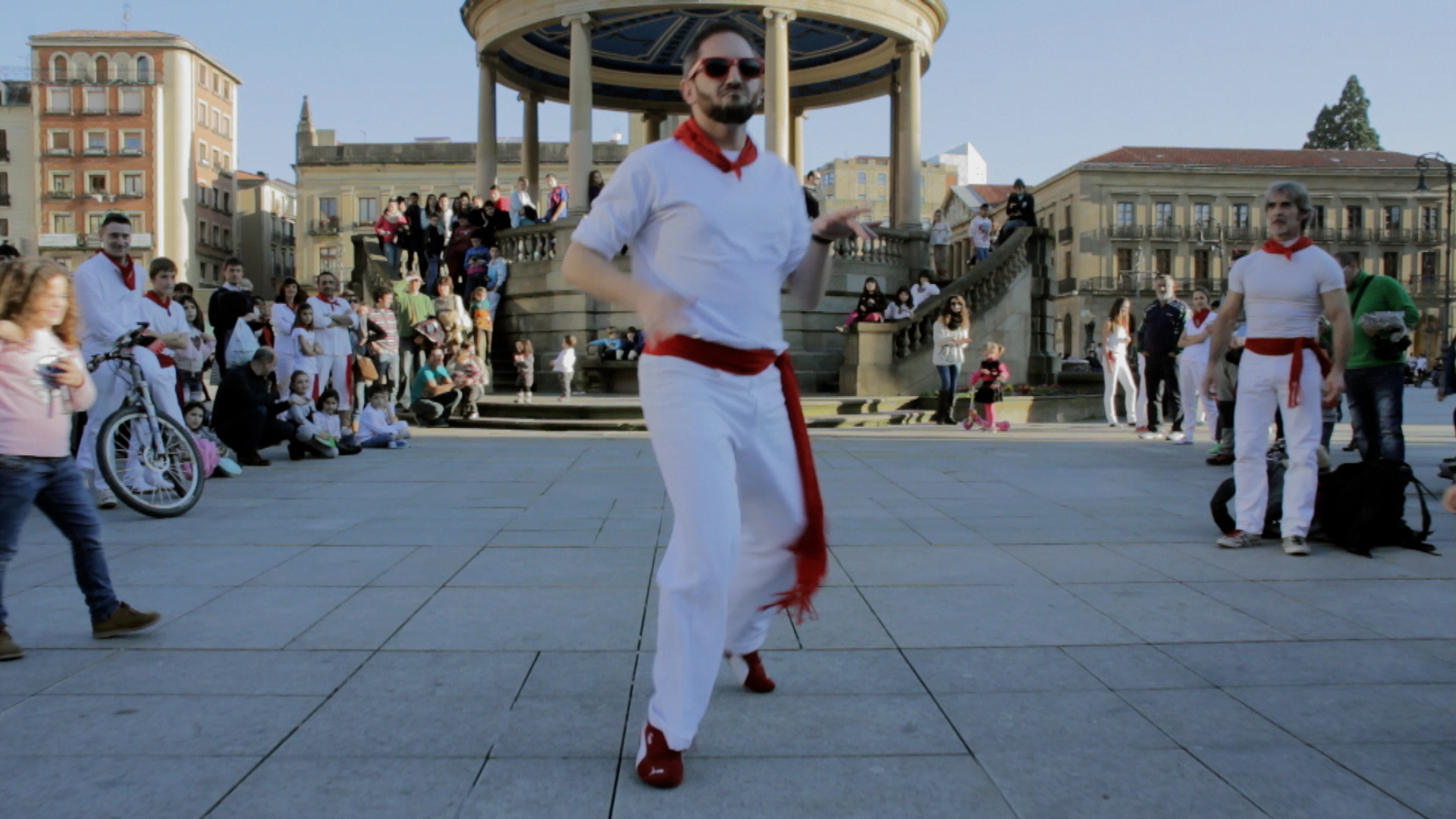 Personas vestidas de San Fermines bailando el Happy Pamplona.