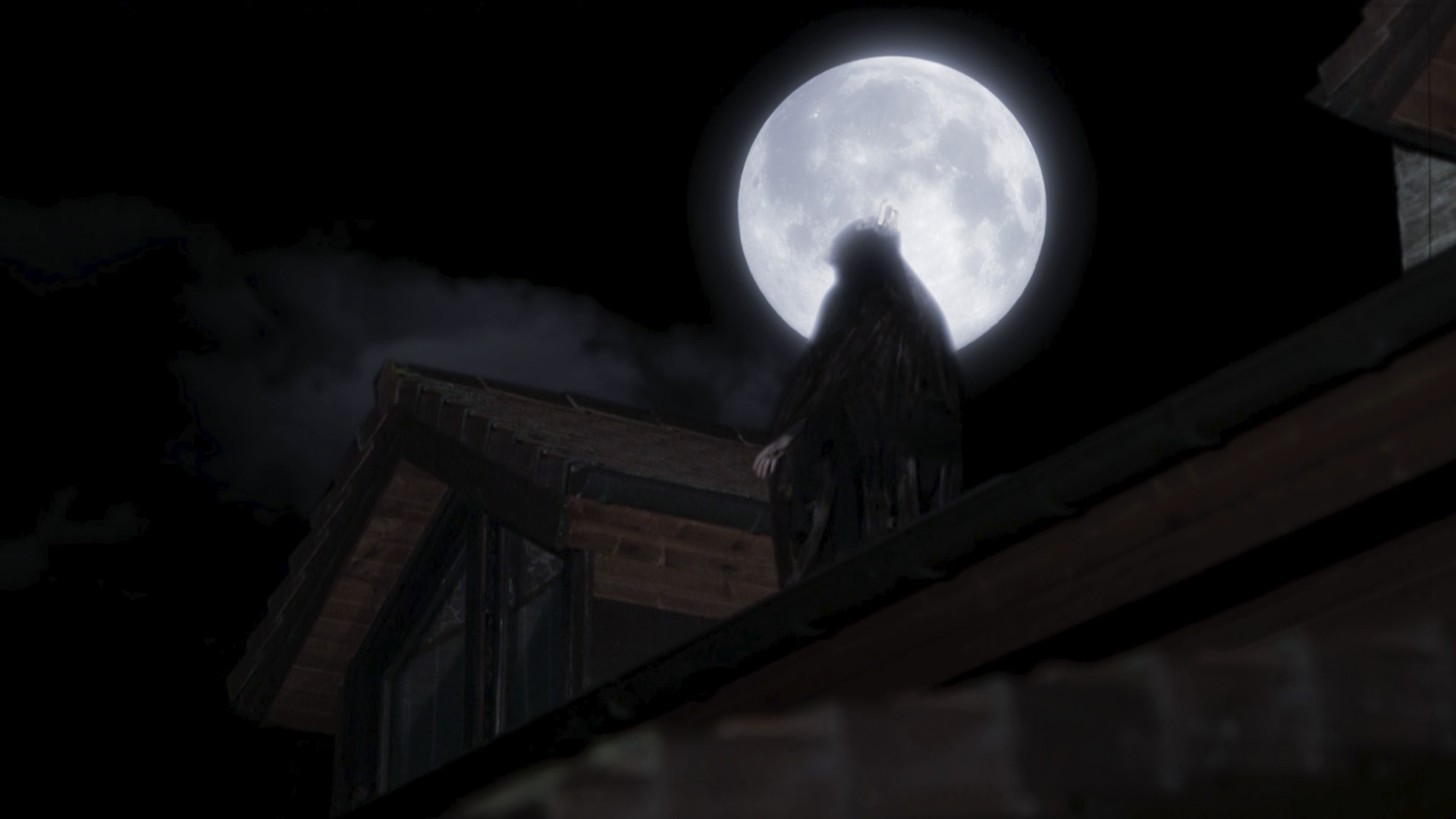 Imagen de una casa y la luna llena en el vídeo de Halloween.