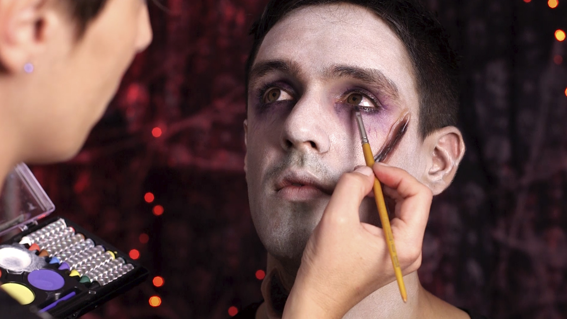 Chico siendo Maquillado para Vivefiestas Halloween.