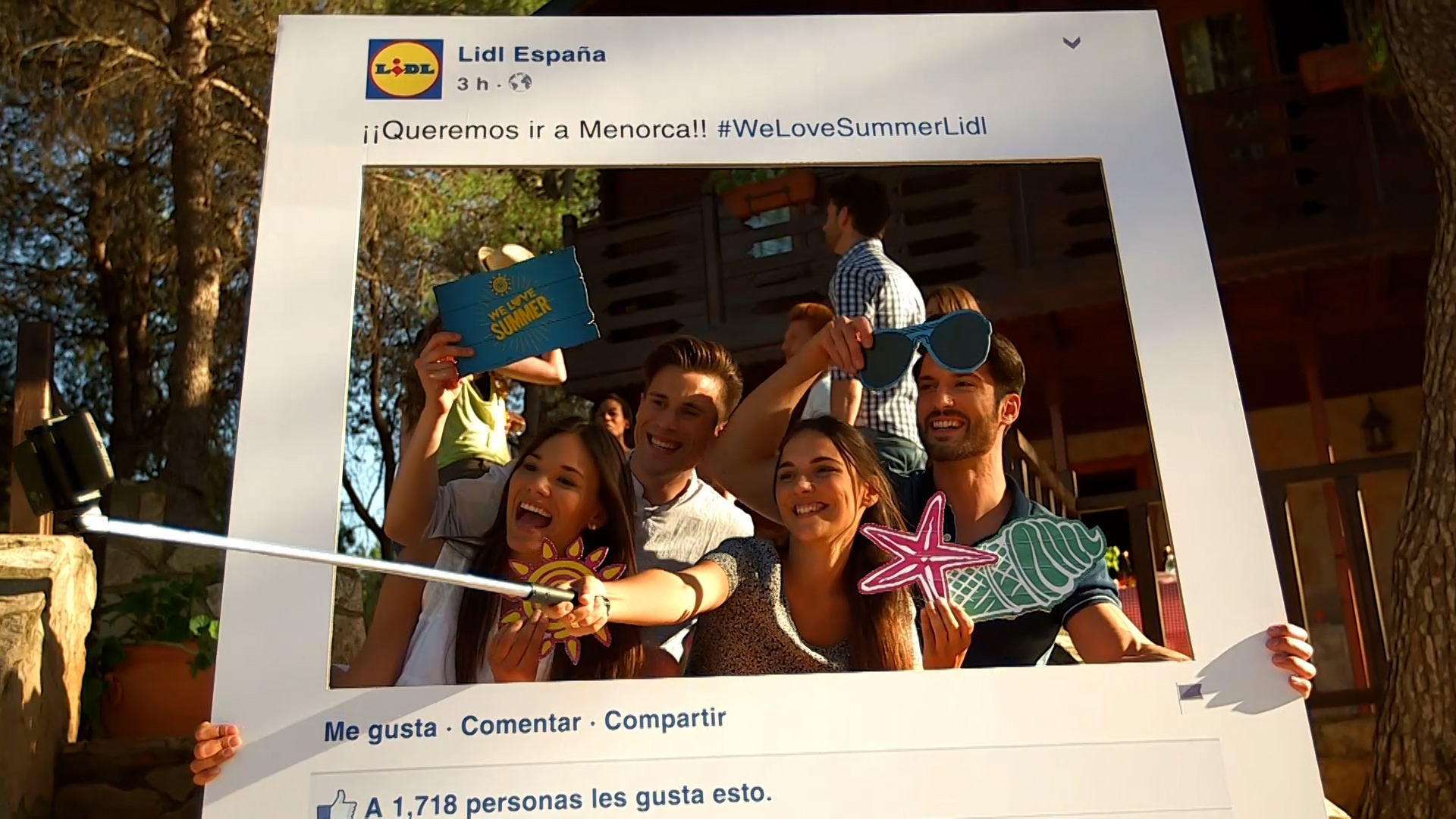 Personas tomando una Selfie para el sorteo de Menorca