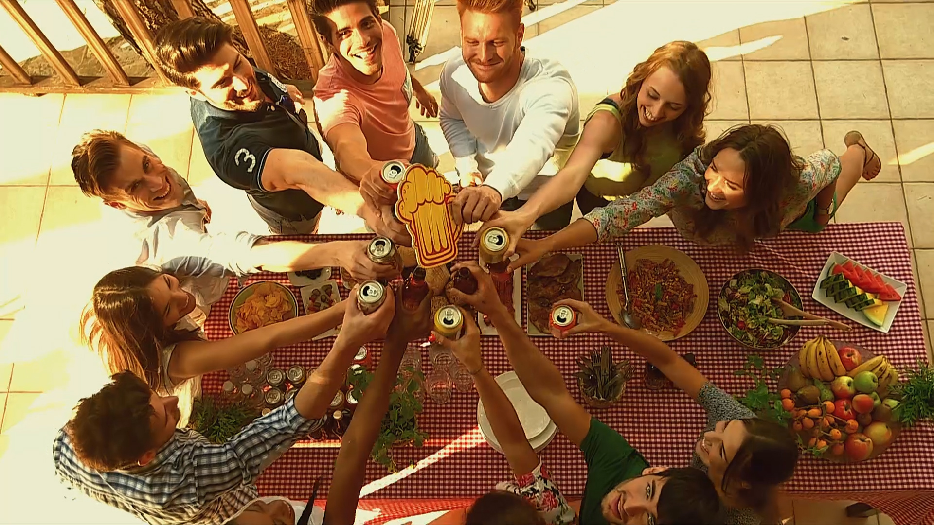 Personas en mesa brindando con cerveza